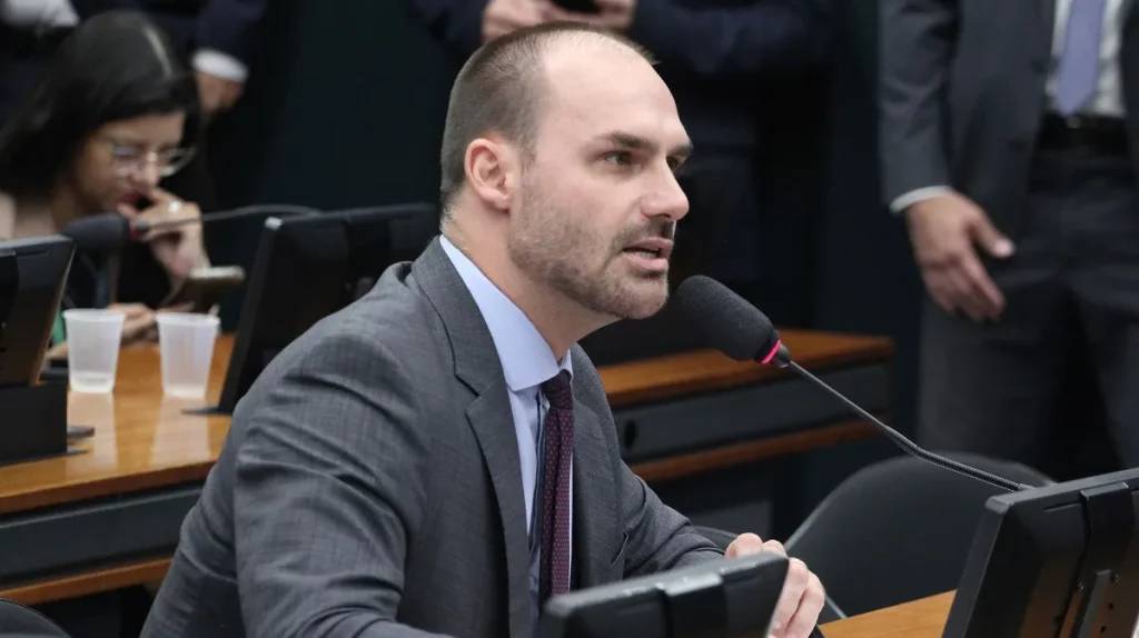 Moraes determina notificação por edital de Eduardo Bolsonaro após denúncia