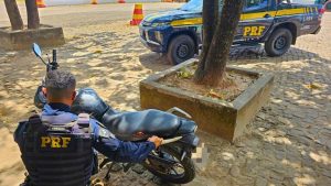 Moto adulterada e com registro de roubo é recuperada na