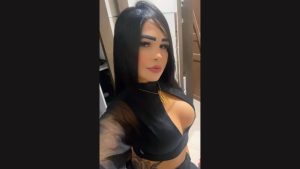 Mulher é assassinada a tiros na porta de casa, no