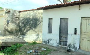 Mulher é morta a facadas em kitnet e companheiro fica