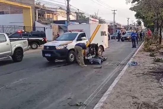 Mulher morre após ser derrubada de moto e baleada na