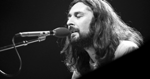 Músico Rick Davis, fundador dos Supertramp, morreu no sábado aos
