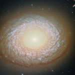 Nem espiral, nem elíptica: conheça a galáxia “híbrida” que intriga