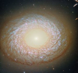 Nem espiral, nem elíptica: conheça a galáxia “híbrida” que intriga