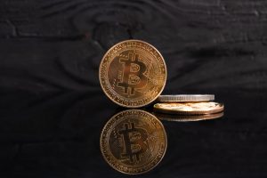 O que impulsiona a alta histórica do Bitcoin e como