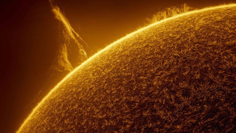 O que são tornados solares e como se formam?