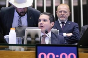PEC da Blindagem: Câmara aprova voto secreto e foro a