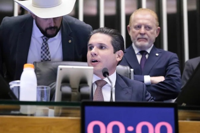 PEC da Blindagem: Câmara aprova voto secreto e foro a
