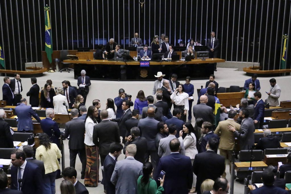 PEC da Blindagem: Centrão articula para restaurar votação secreta derrubada