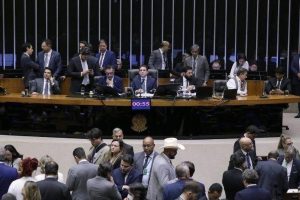 PT convoca reunião após crise com votos favoráveis à PEC