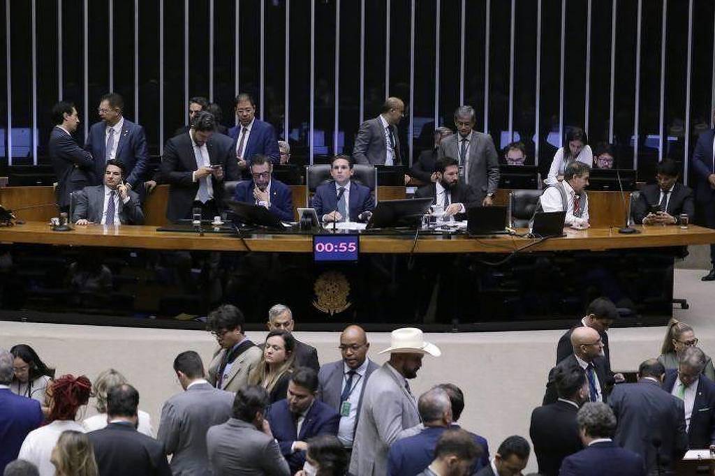 PT convoca reunião após crise com votos favoráveis à PEC