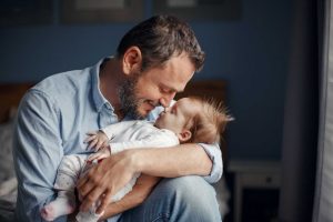 Pais de primeira viagem ativam áreas cerebrais únicas com seus