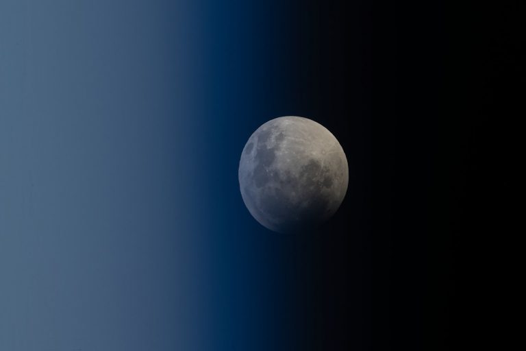 Por que a Lua está “amassada” nesta foto feita no