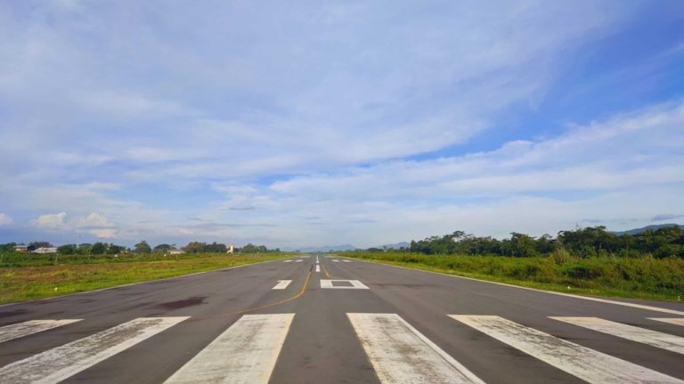 Por que pistas de aeroporto tem “faixa de pedestre”?