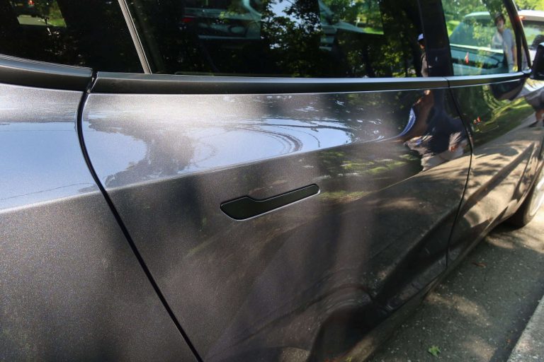 Portas da Tesla levantam preocupações após acidentes