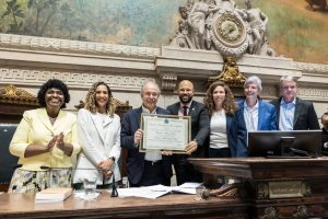 Presidente do BNDES é homenageado na Câmara do Rio –
