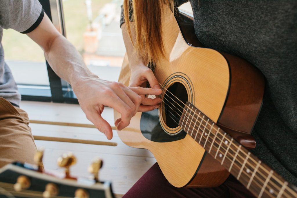 Projeto Notas e Ritmos oferece aulas de música gratuitas para