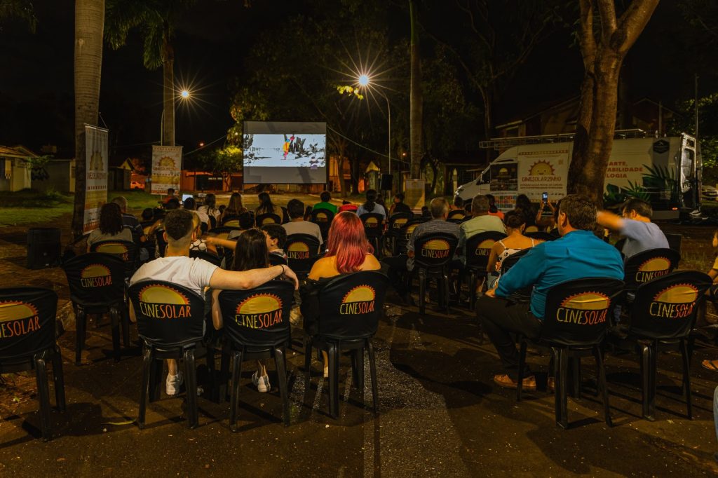 Projeto oferece sessões de cinema movido a energia solar em