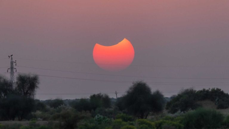 Qual o horário do eclipse solar de domingo?