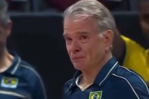 Que tristeza! Técnico na seleção masculina de vôlei, Bernardinho, chora