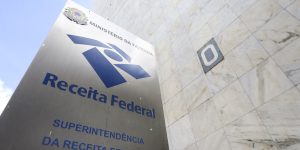 Receita apreende em dois navios no Rio carga de combustível