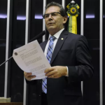 Relator da anistia busca 'meio-termo' em novo texto e aposta