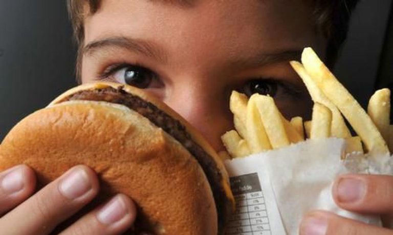 Relatório da Unicef alerta: obesidade infantil supera desnutrição pela primeira