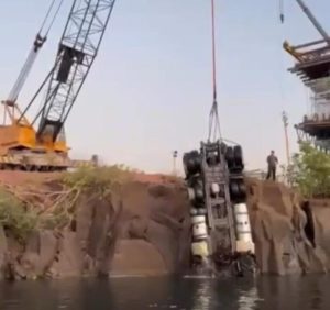 Resgate retira primeiro caminhão soterrado no Rio Tocantins após trágico