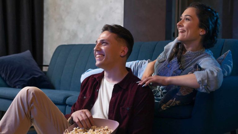 Sabia que maratonar séries pode ser bom para o cérebro?