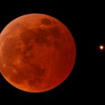 Saturno acompanha “Lua de Sangue” durante o eclipse
