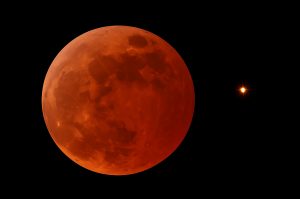 Saturno acompanha “Lua de Sangue” durante o eclipse