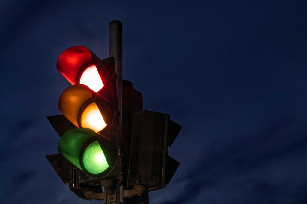 Semáforo de quatro cores? EUA estudam preferência para carros autônomos