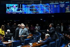 Senado mexe na Lei da Ficha Limpa e abre caminho