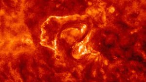 Sol aparece com S gigante antes de erupção solar atingir
