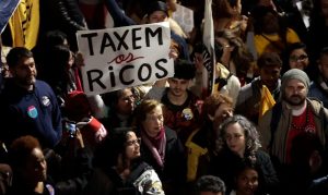 Super-ricos pagam cerca de 20% de impostos no Brasil, enquanto