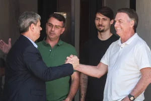 Tarcísio e Flávio Bolsonaro dizem que dosimetria do PL da
