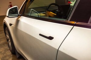 Tesla é investigada por defeito em portas que prendem motoristas