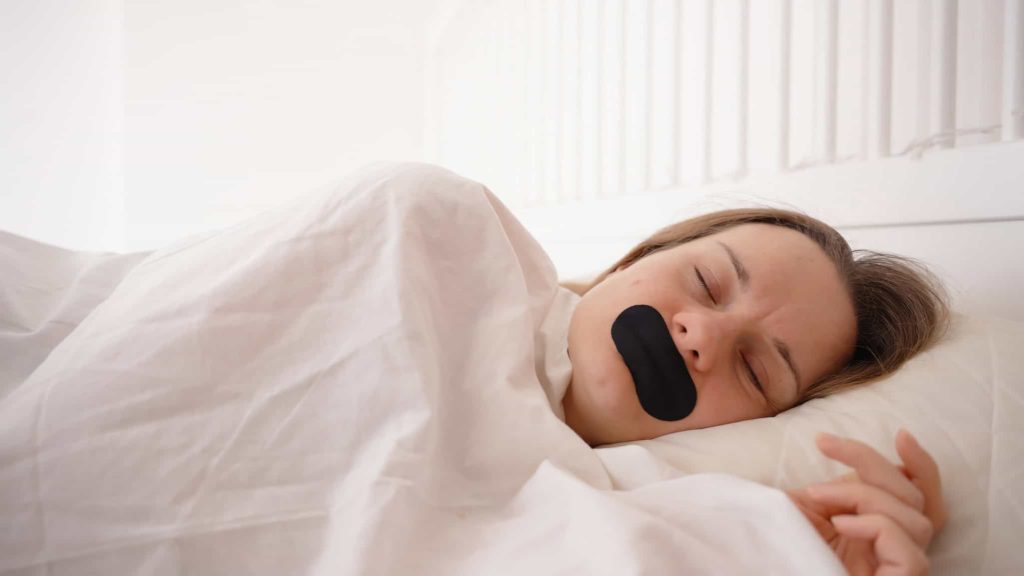 Trend no TikTok incentiva dormir de boca fechada com fita;