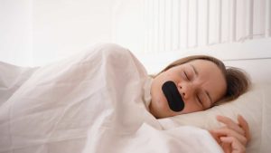 Trend no TikTok incentiva dormir de boca fechada com fita;