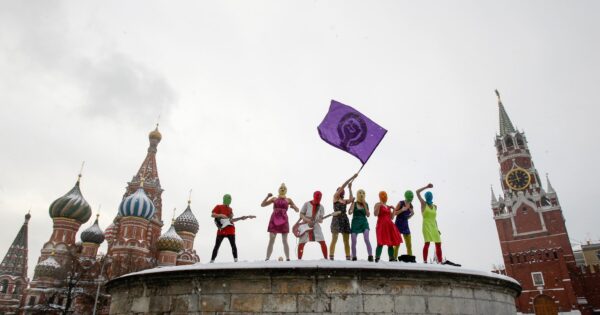 Tribunal russo condena à revelia membros da banda Pussy Riot