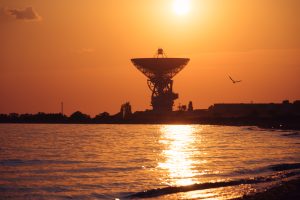 Ucrânia destrói radiotelescópio gigante na Crimeia usado pela Rússia 