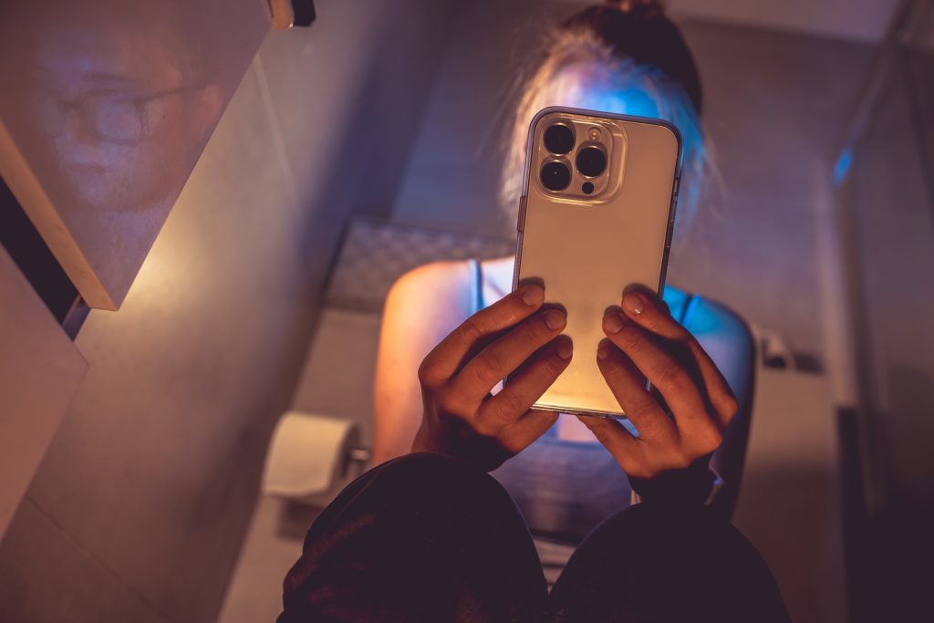 Usar o celular no vaso sanitário pode aumentar o risco