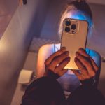 Usar o celular no vaso sanitário pode aumentar o risco