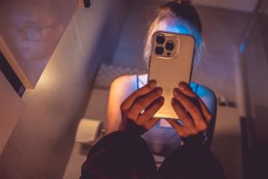Usar o celular no vaso sanitário pode aumentar o risco