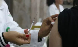 Vacinação contra covid-19 em gestantes reduz risco de complicações na