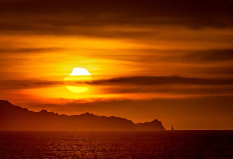 Veja as melhores imagens do último eclipse de 2025