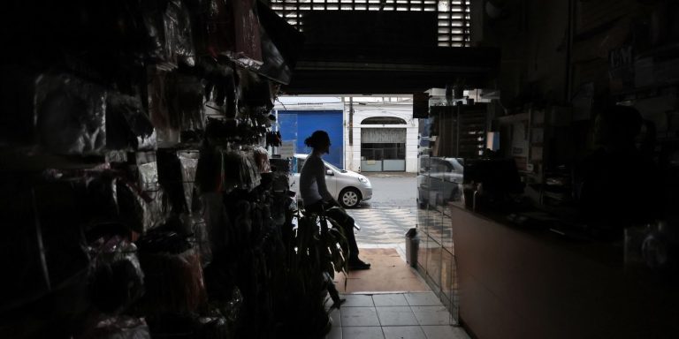 Vendavais, quedas de árvores e desabamentos deixam 8 feridos em