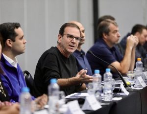 Vídeo: Eduardo Paes reúne secretariado no Rio e detalha planos