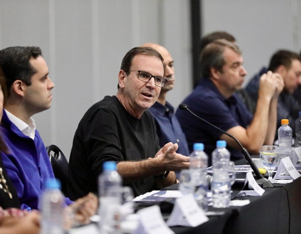 Vídeo: Eduardo Paes reúne secretariado no Rio e detalha planos