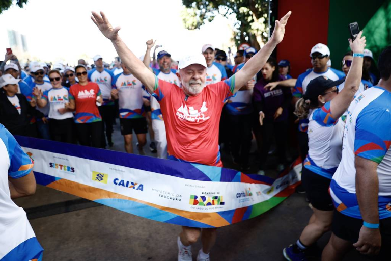 Vídeo: Lula participa de caminhada em Brasília e provoca Bolsonaro